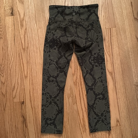 Lululemon Wunder Under Crop - Ziggy Snake Fatigue Green Gator - Size 2 - Picture 4 of 7